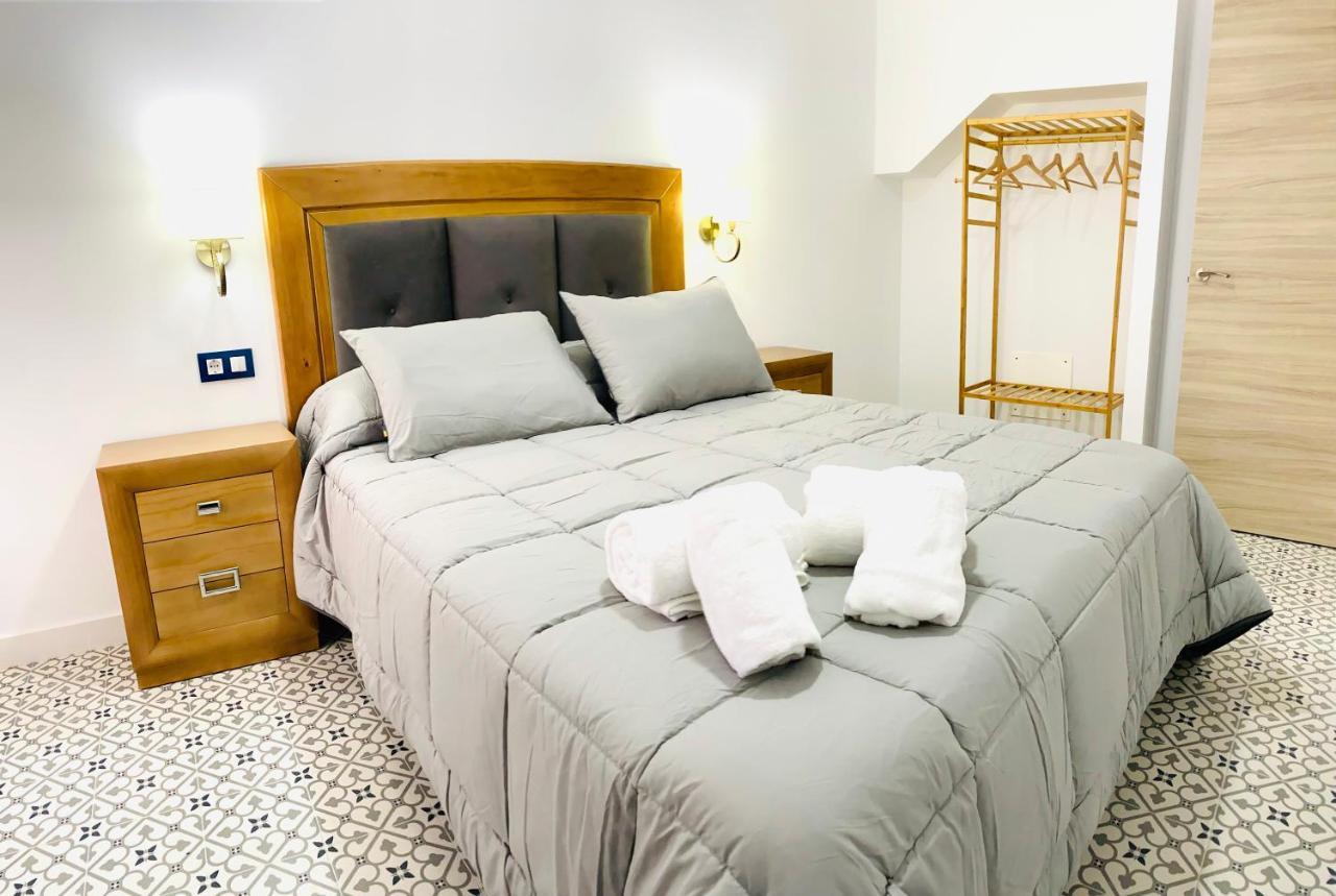 Al-Qazeres Suites Caceres Bagian luar foto
