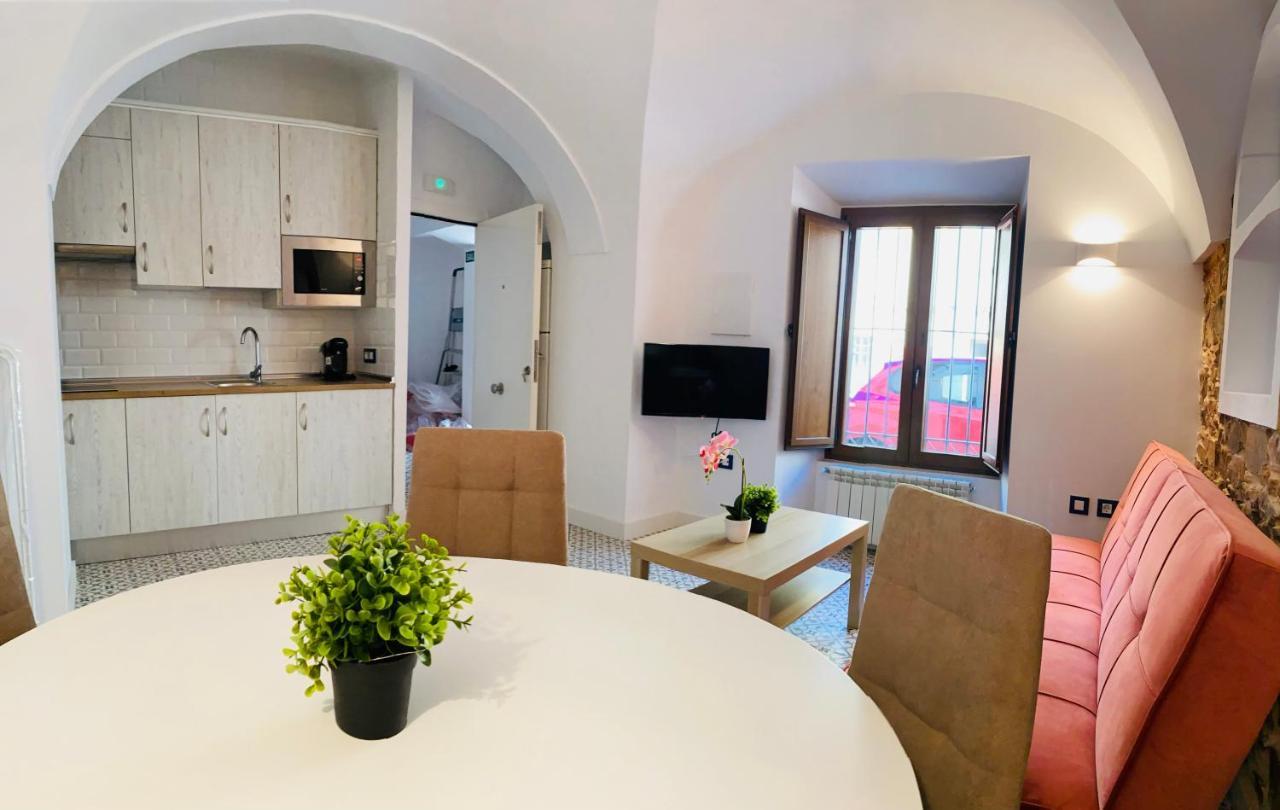 Al-Qazeres Suites Caceres Bagian luar foto