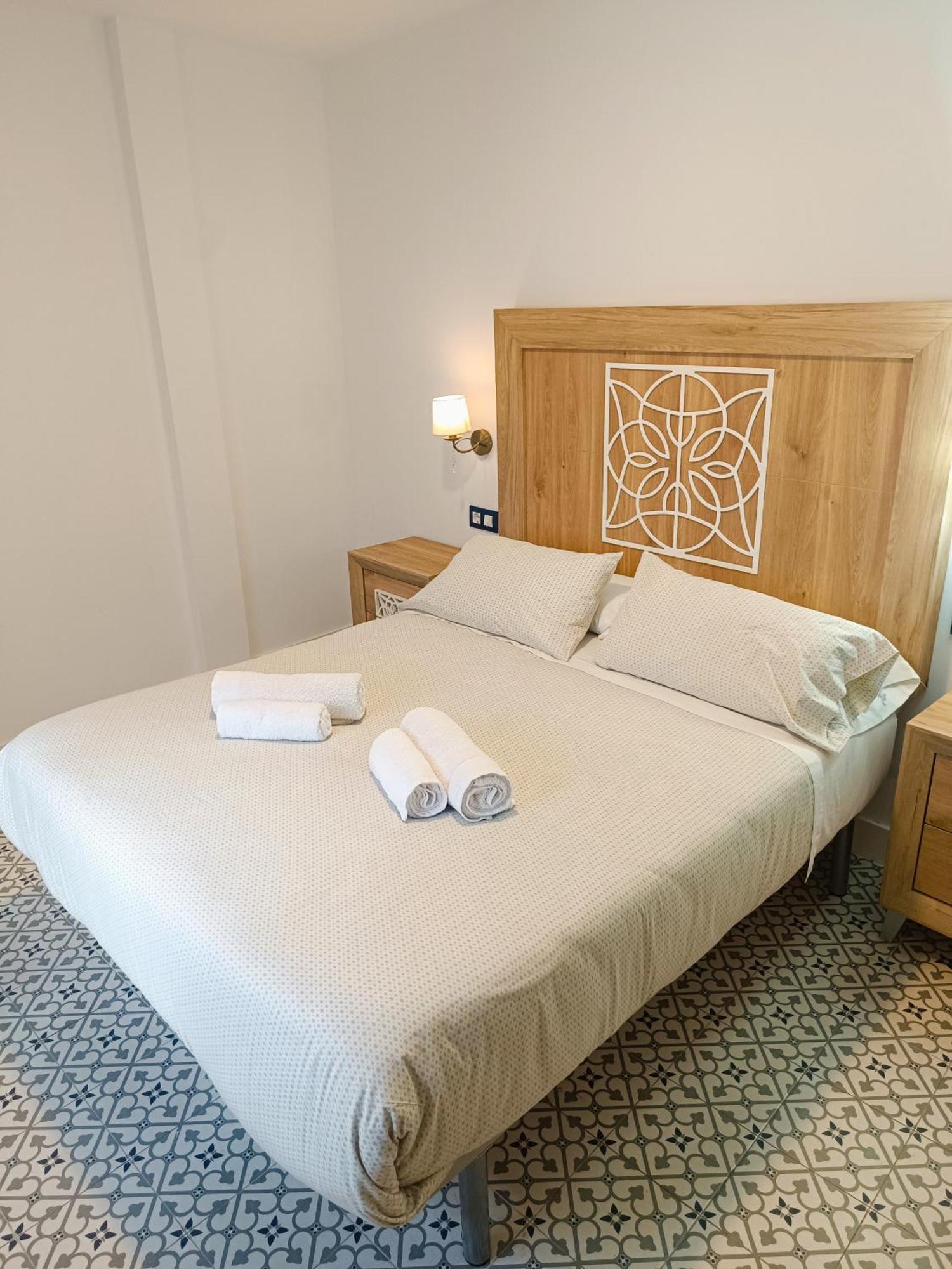 Al-Qazeres Suites Caceres Bagian luar foto
