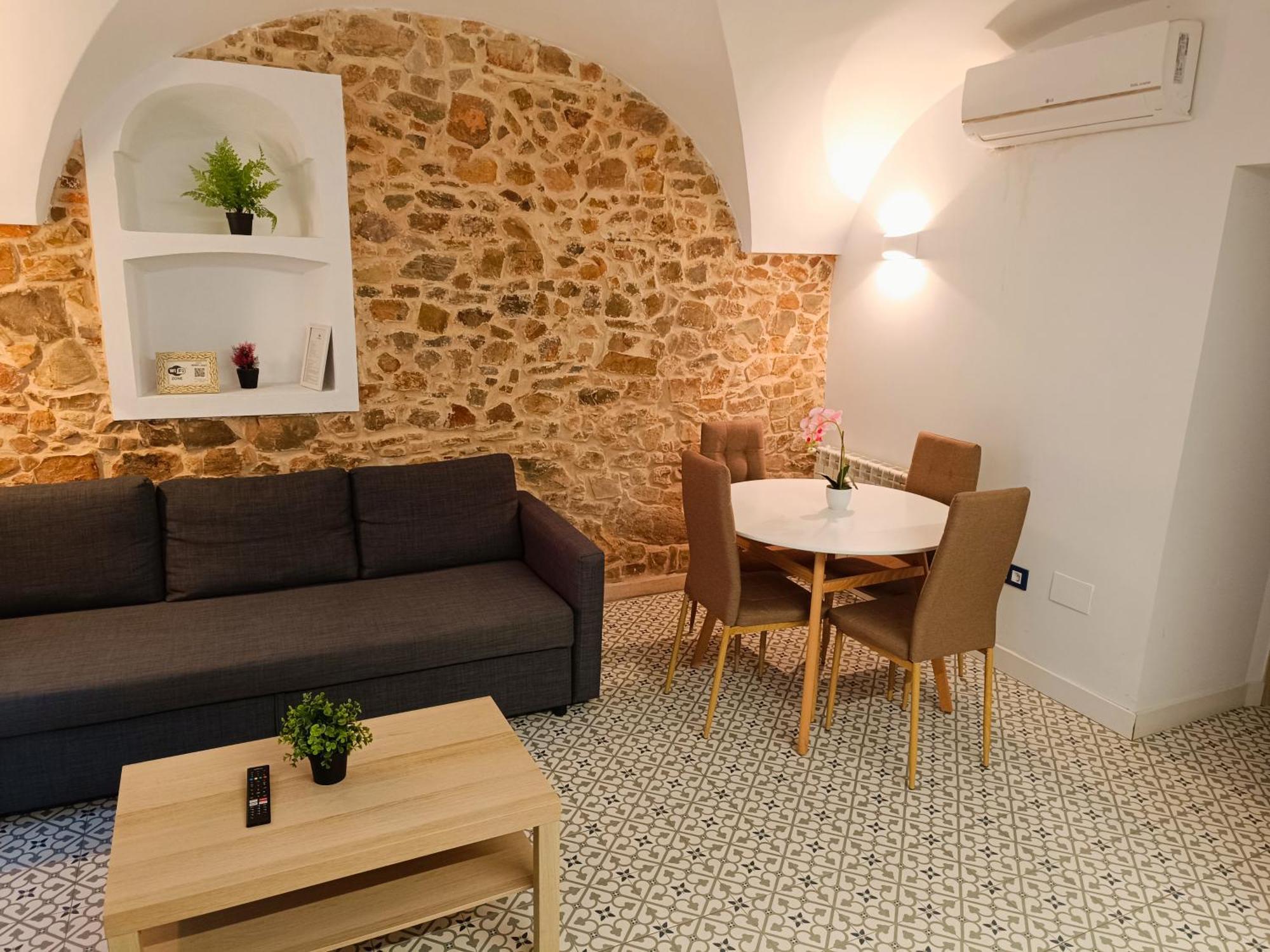 Al-Qazeres Suites Caceres Bagian luar foto