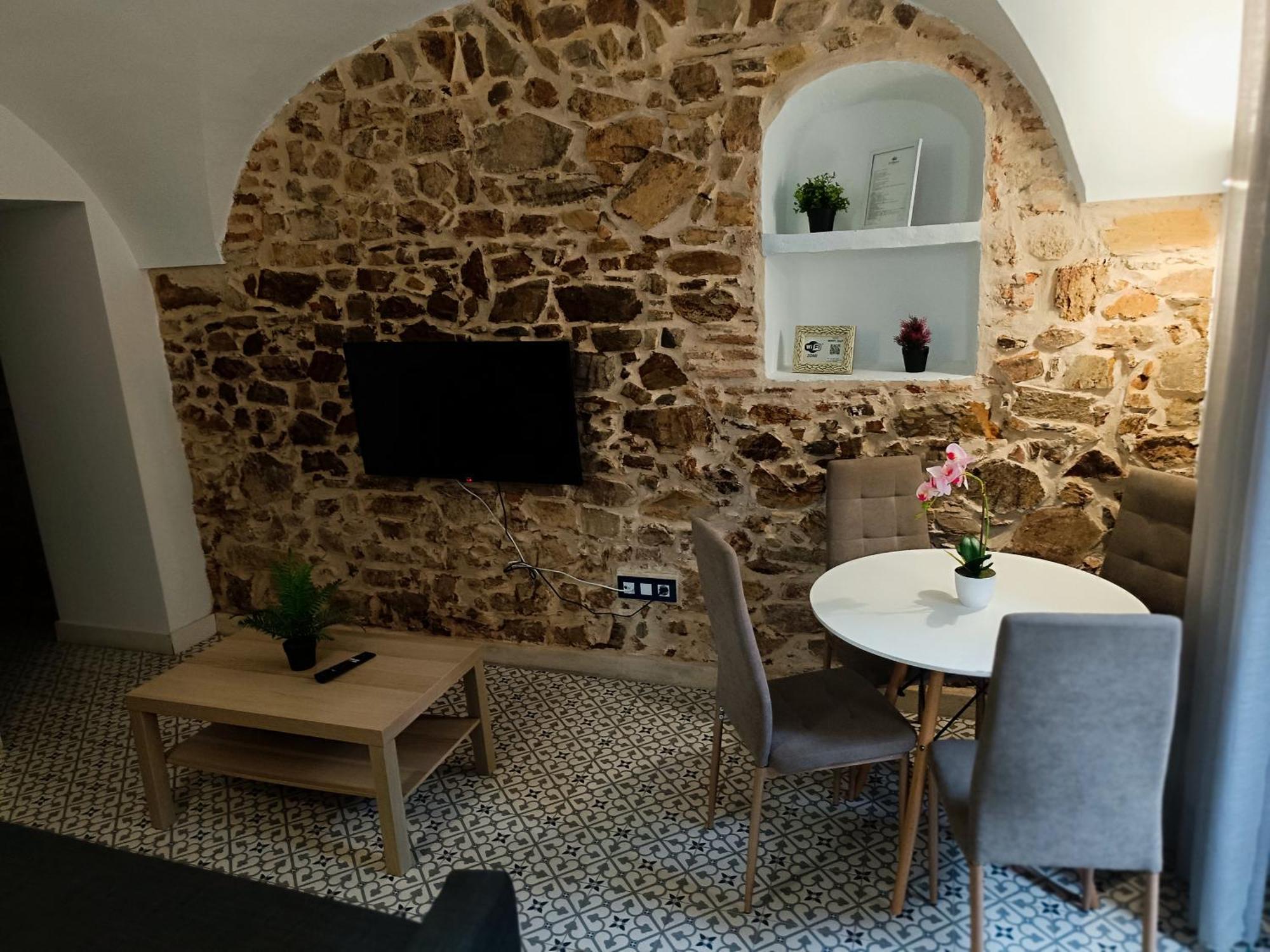 Al-Qazeres Suites Caceres Bagian luar foto