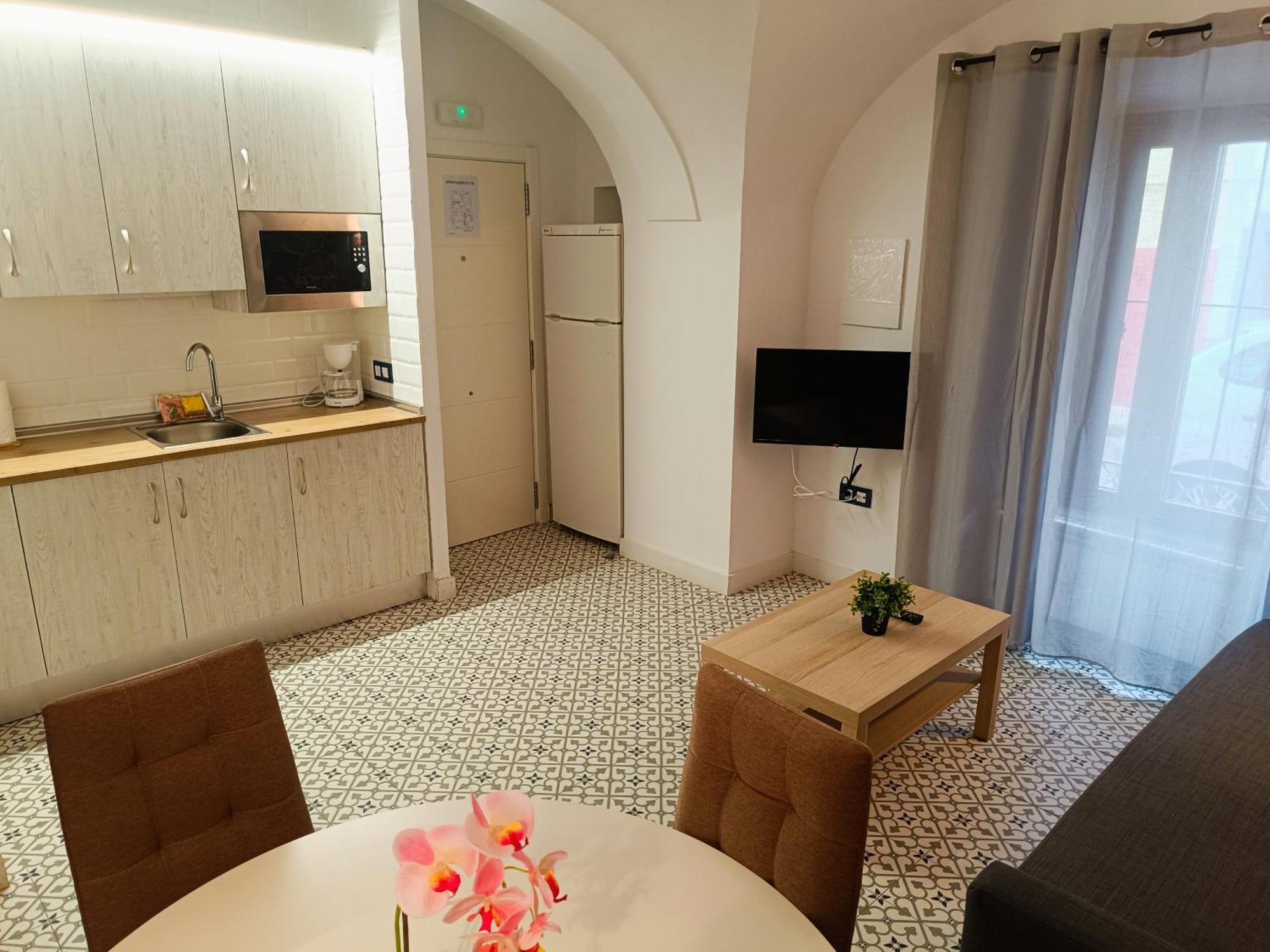 Al-Qazeres Suites Caceres Bagian luar foto