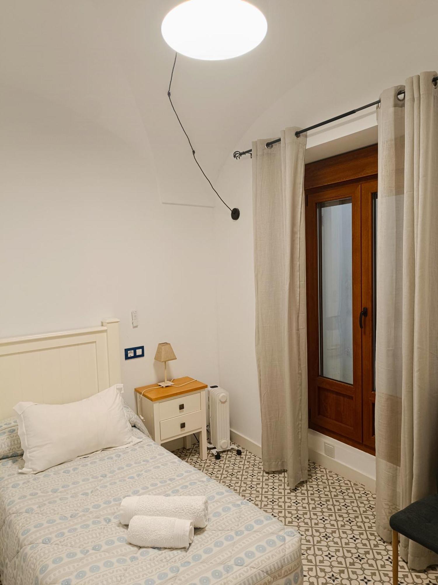 Al-Qazeres Suites Caceres Bagian luar foto