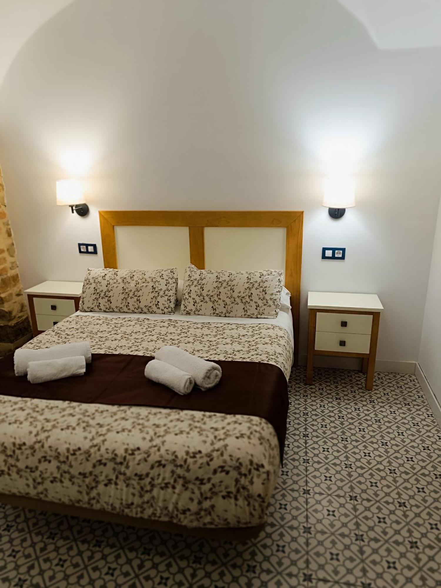 Al-Qazeres Suites Caceres Bagian luar foto