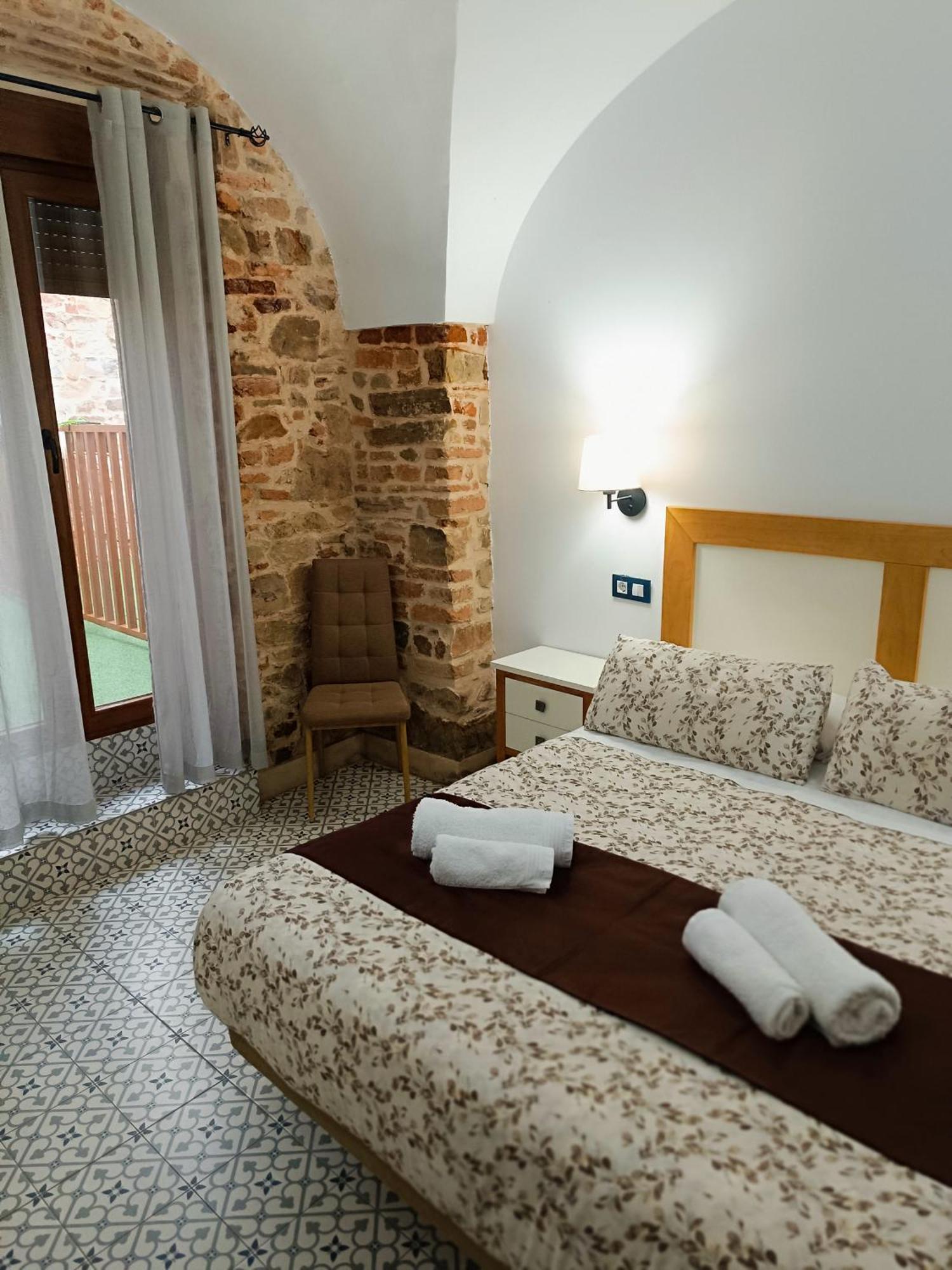Al-Qazeres Suites Caceres Bagian luar foto