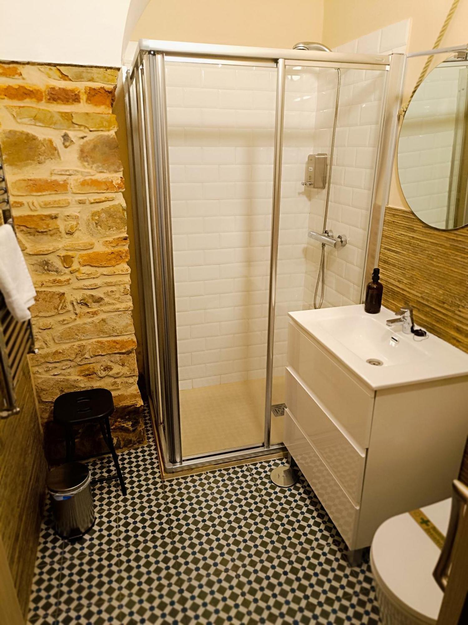 Al-Qazeres Suites Caceres Bagian luar foto
