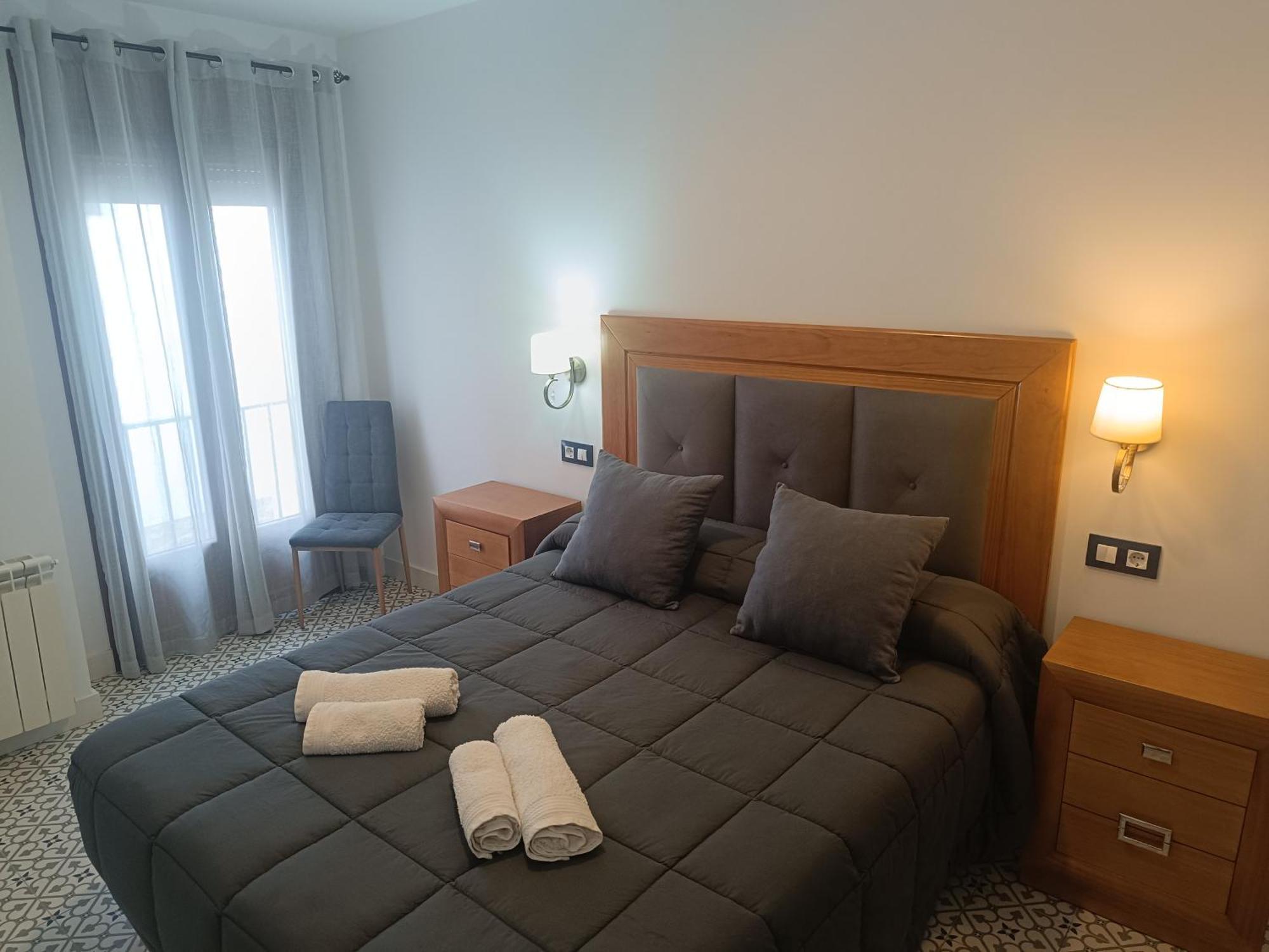 Al-Qazeres Suites Caceres Bagian luar foto