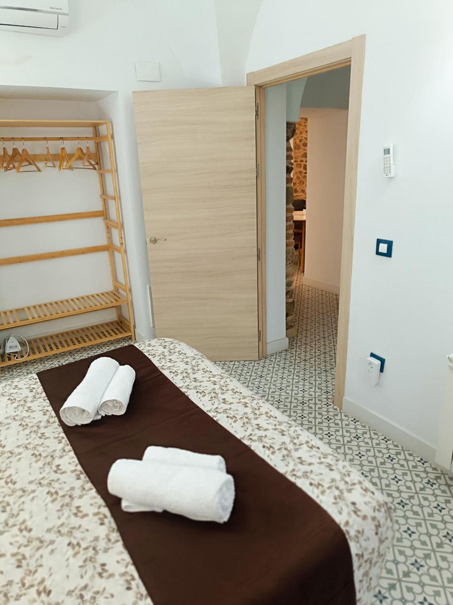 Al-Qazeres Suites Caceres Bagian luar foto