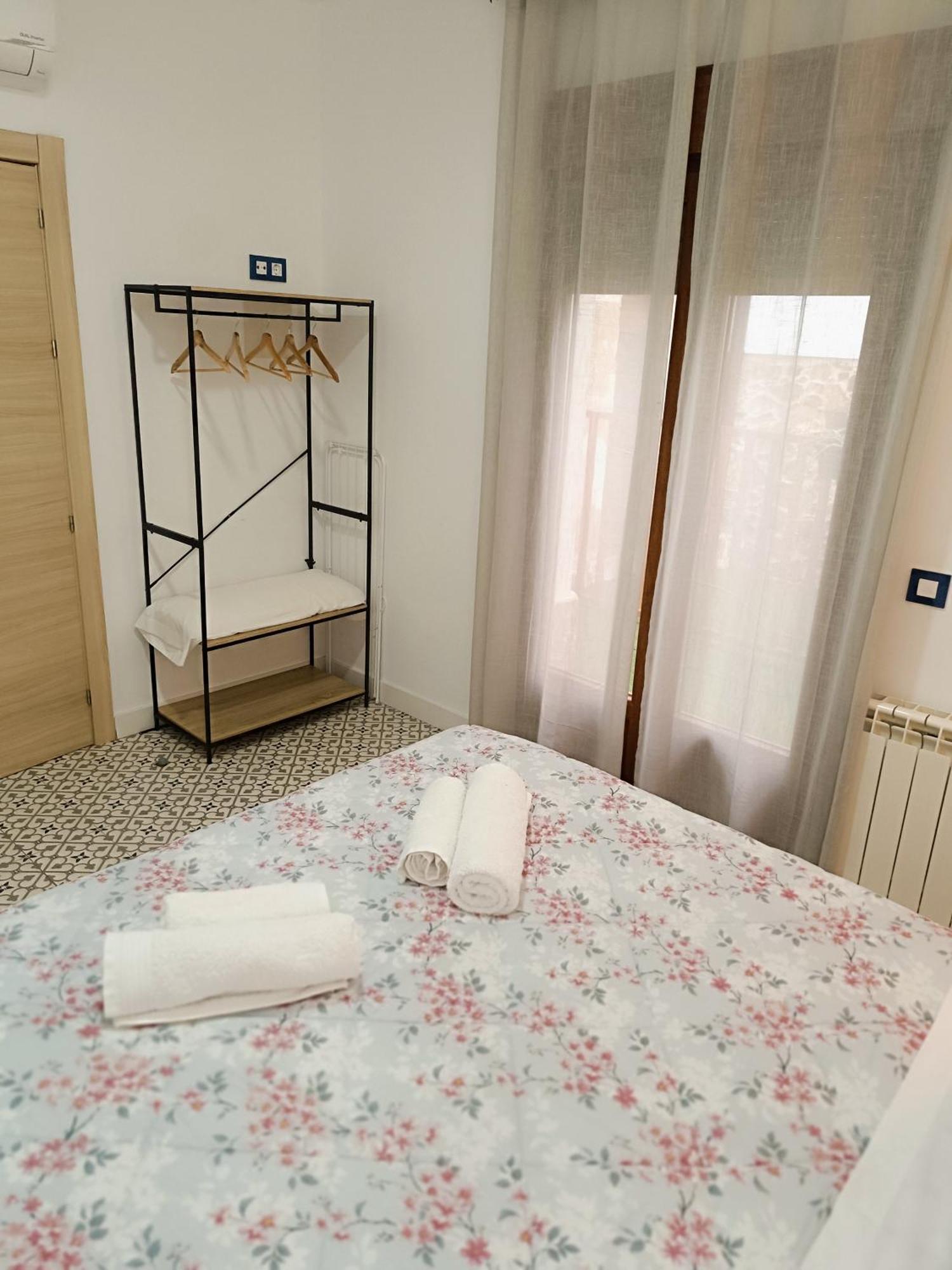 Al-Qazeres Suites Caceres Bagian luar foto