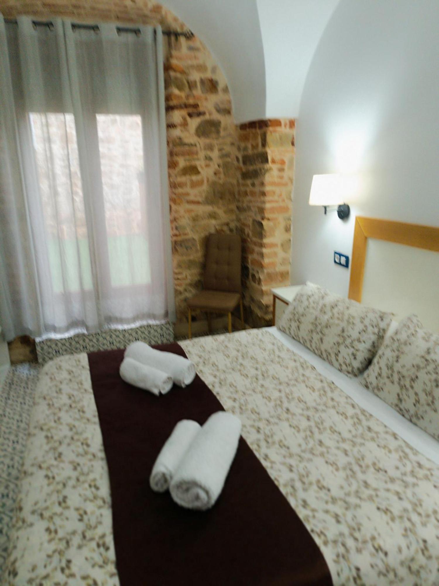 Al-Qazeres Suites Caceres Bagian luar foto