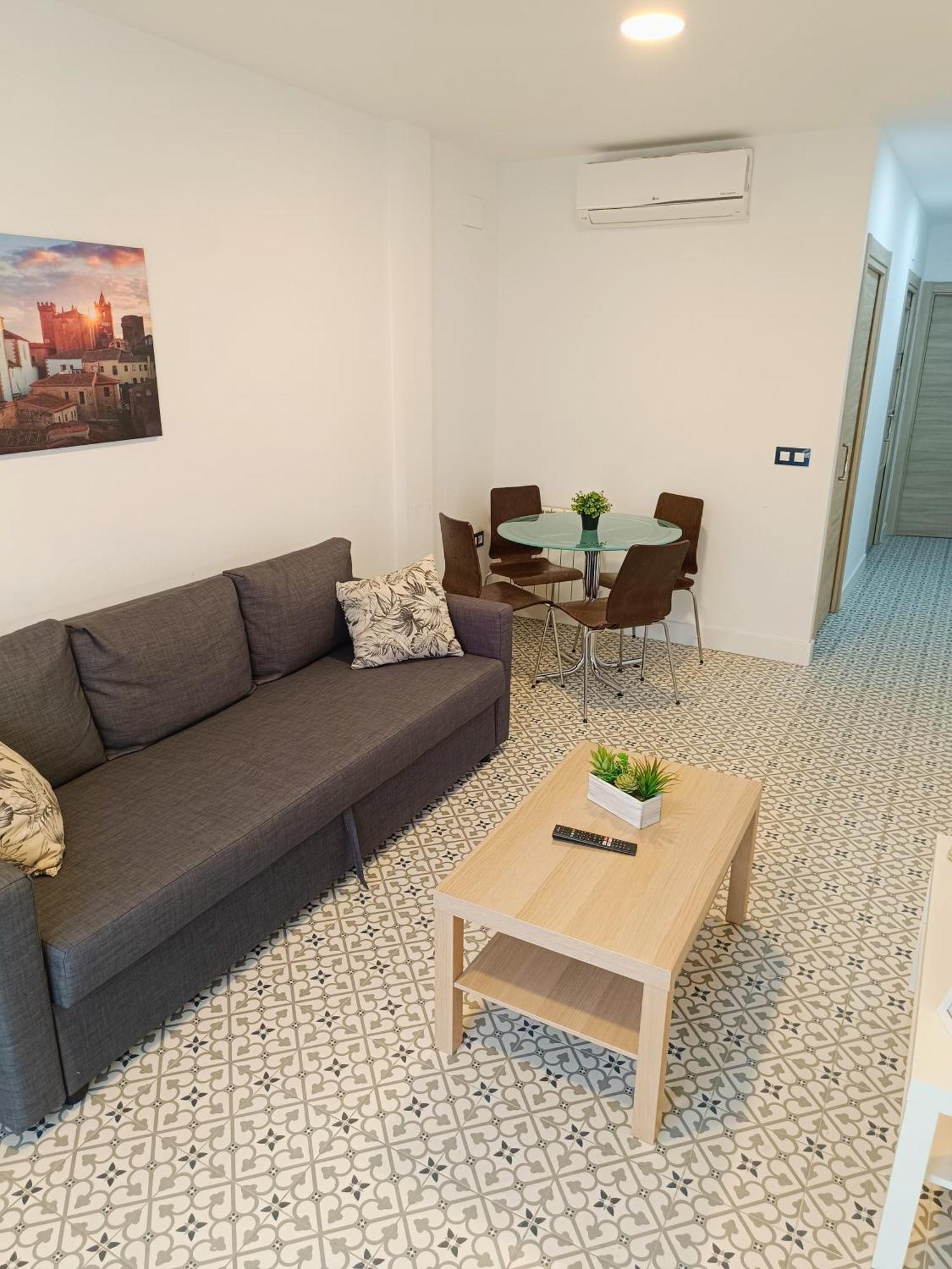 Al-Qazeres Suites Caceres Bagian luar foto