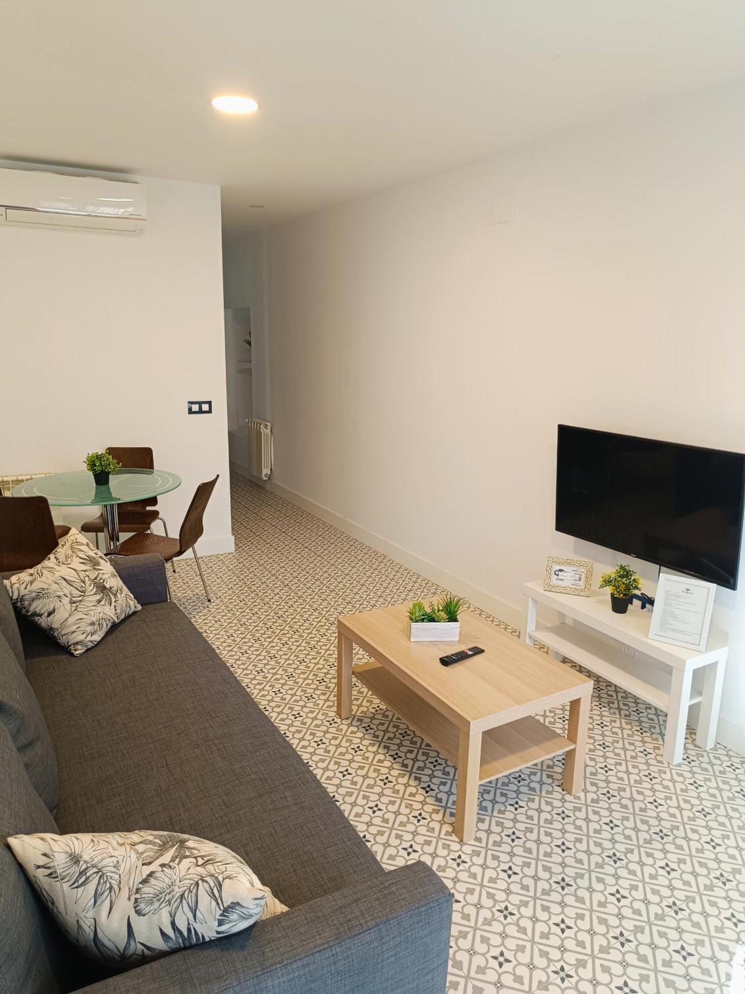 Al-Qazeres Suites Caceres Bagian luar foto