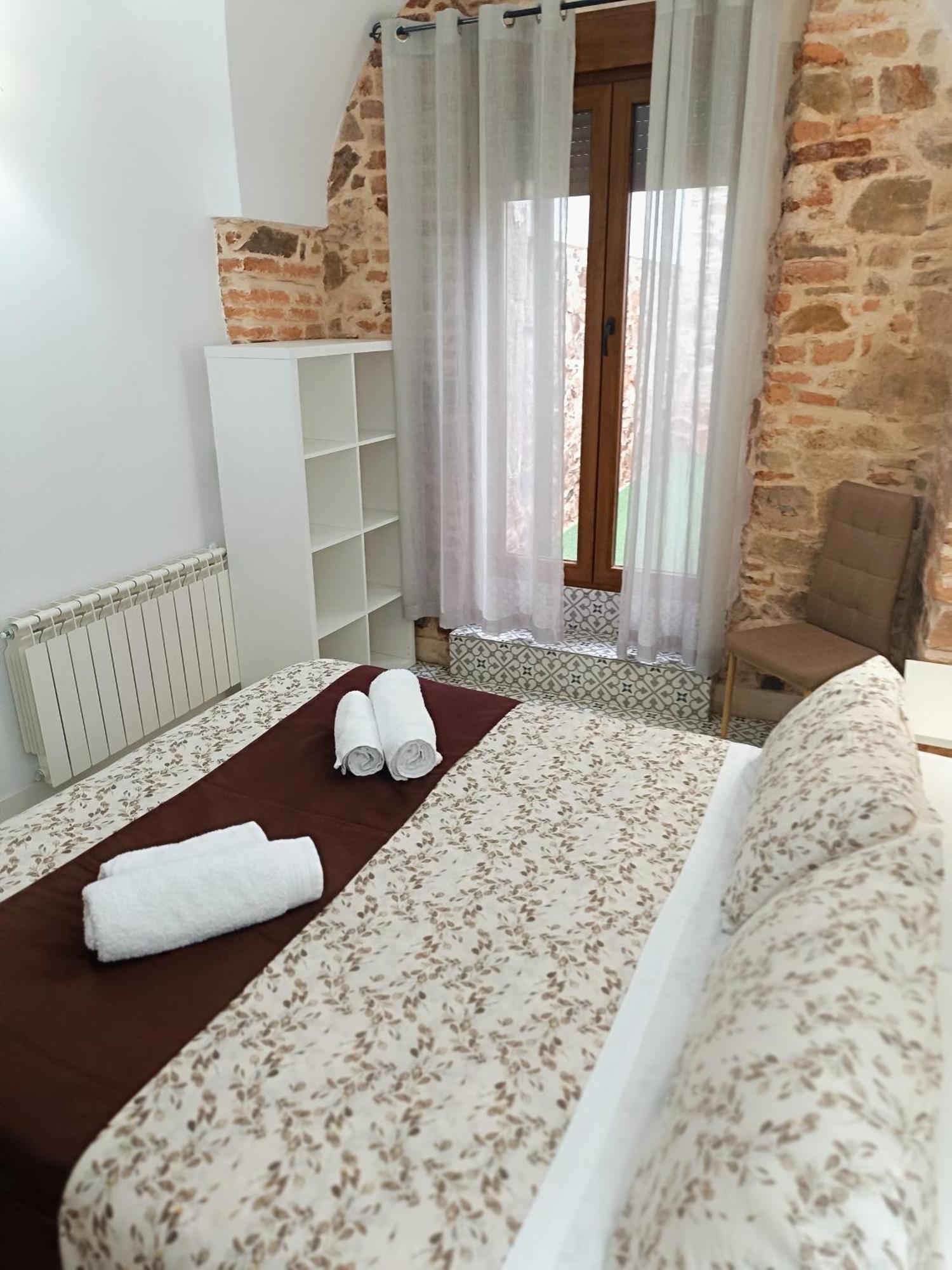 Al-Qazeres Suites Caceres Bagian luar foto