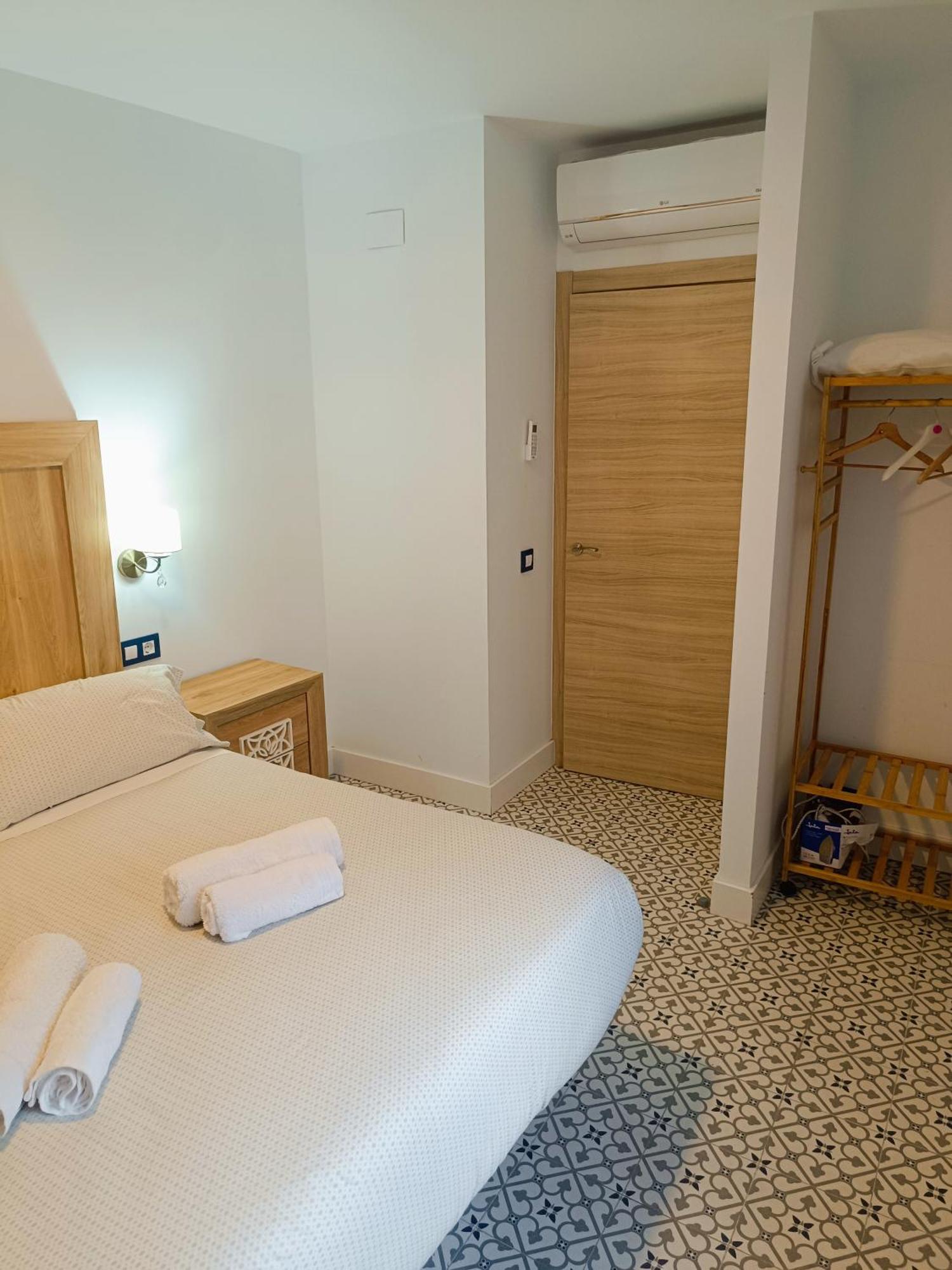 Al-Qazeres Suites Caceres Bagian luar foto