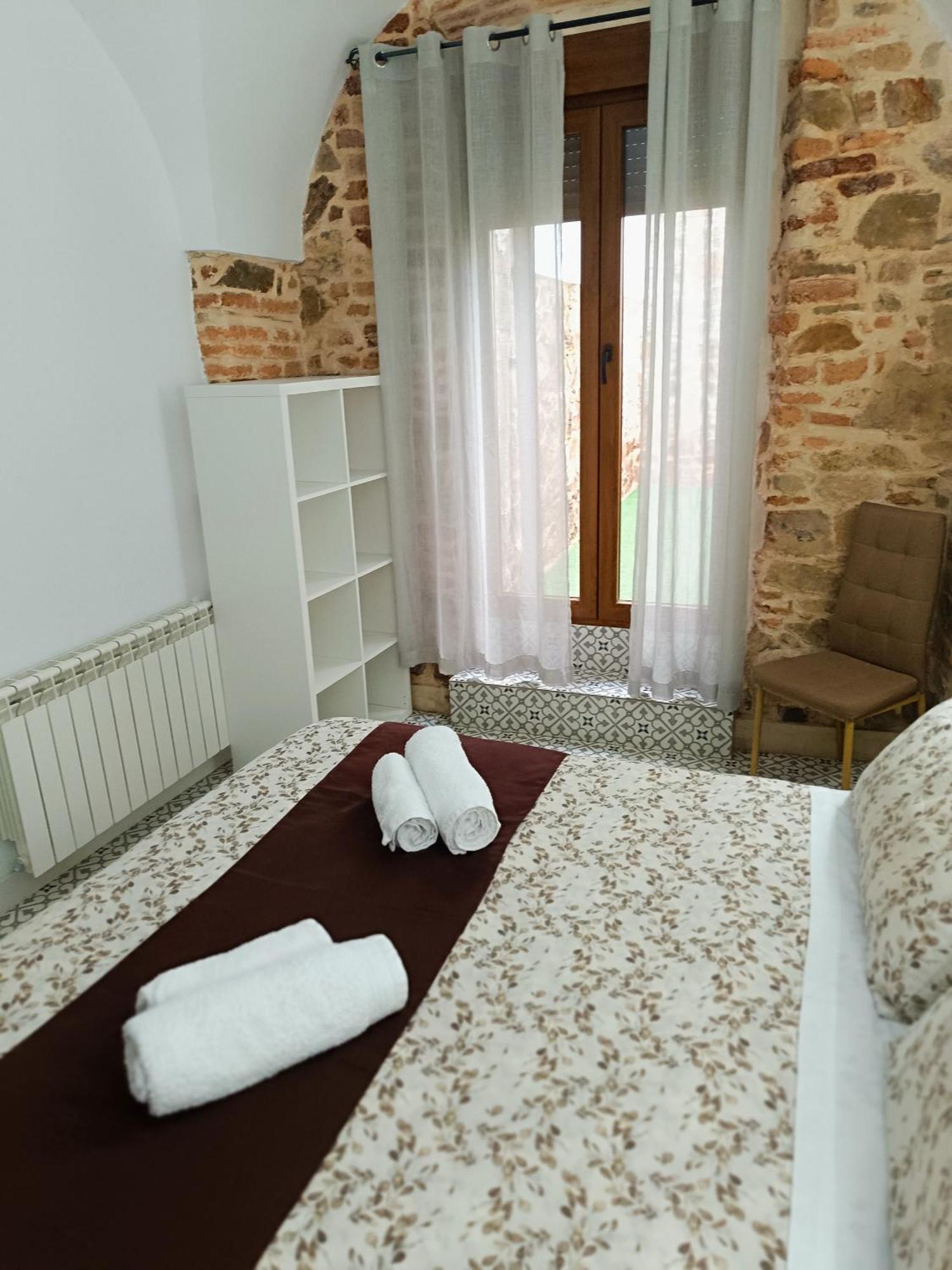 Al-Qazeres Suites Caceres Bagian luar foto