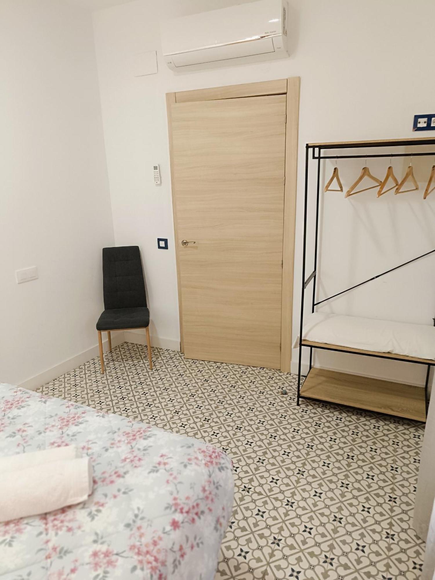 Al-Qazeres Suites Caceres Bagian luar foto
