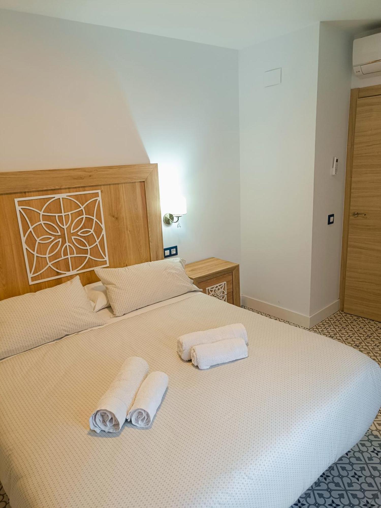 Al-Qazeres Suites Caceres Bagian luar foto