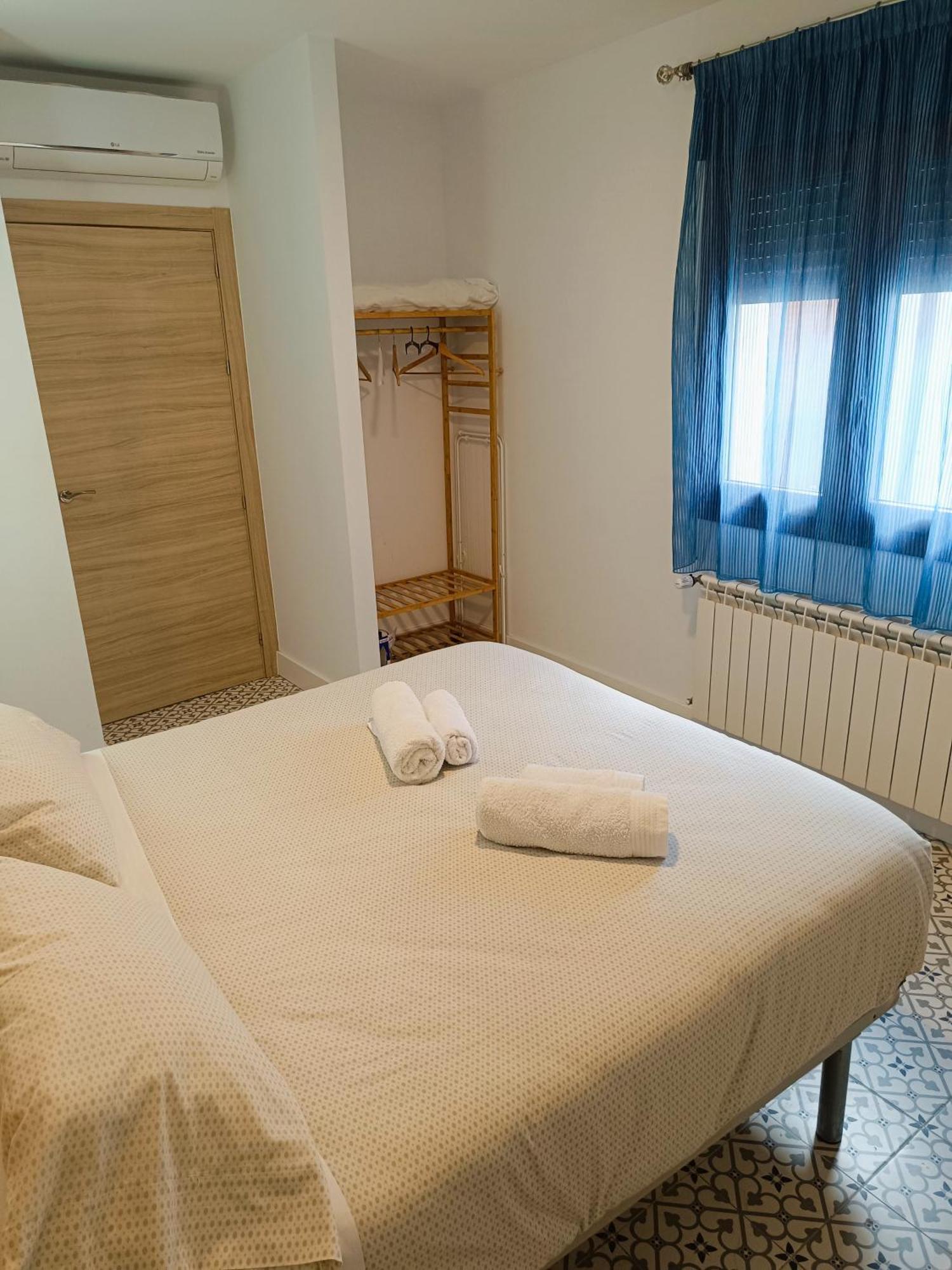 Al-Qazeres Suites Caceres Bagian luar foto