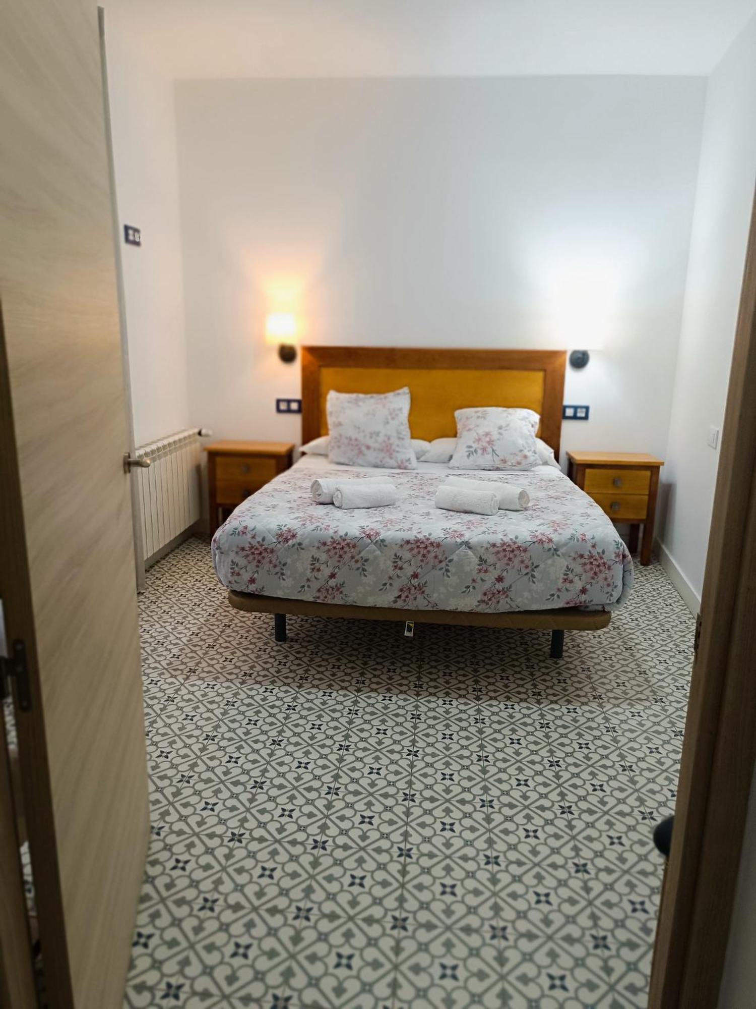 Al-Qazeres Suites Caceres Bagian luar foto
