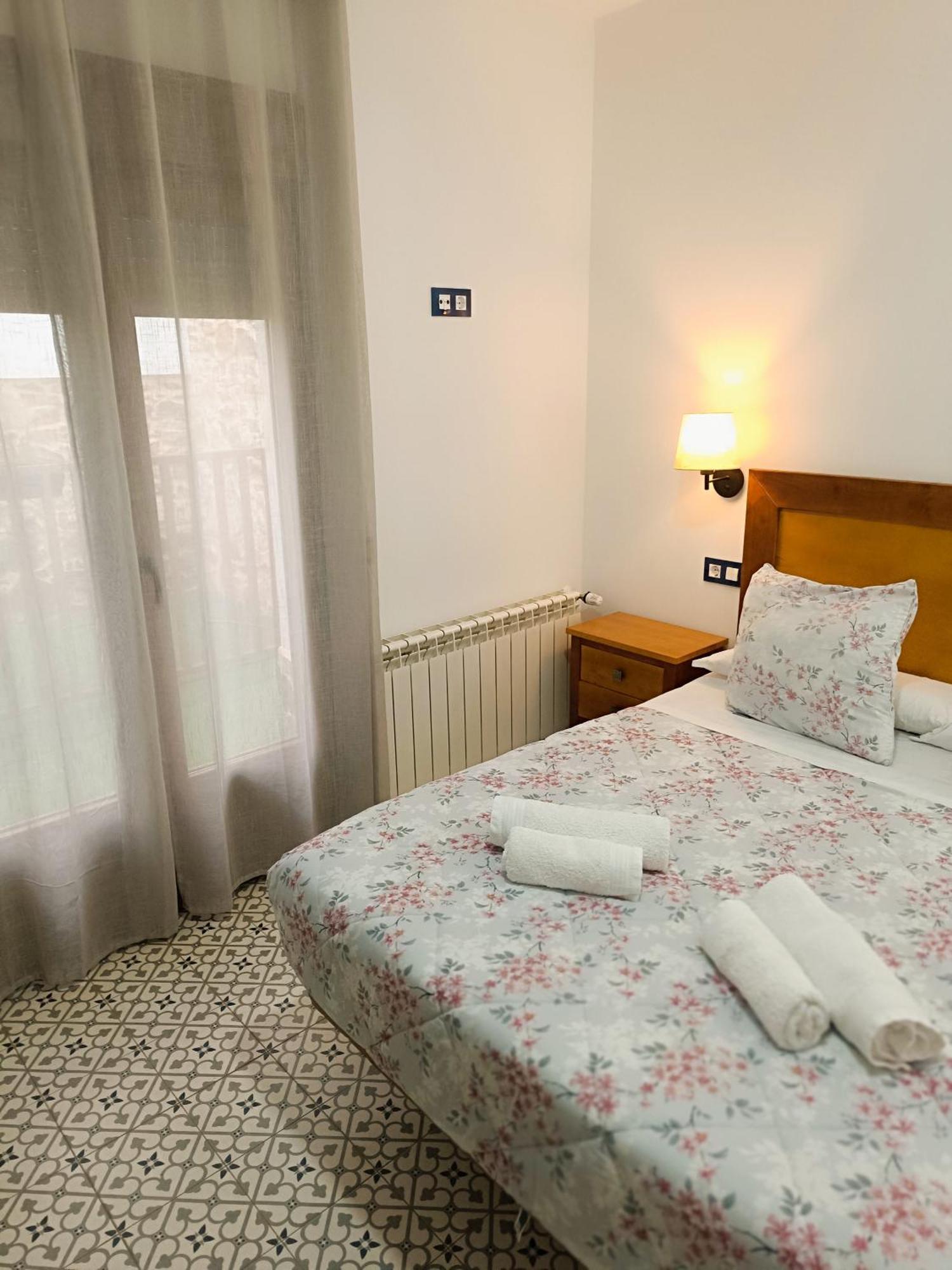 Al-Qazeres Suites Caceres Bagian luar foto