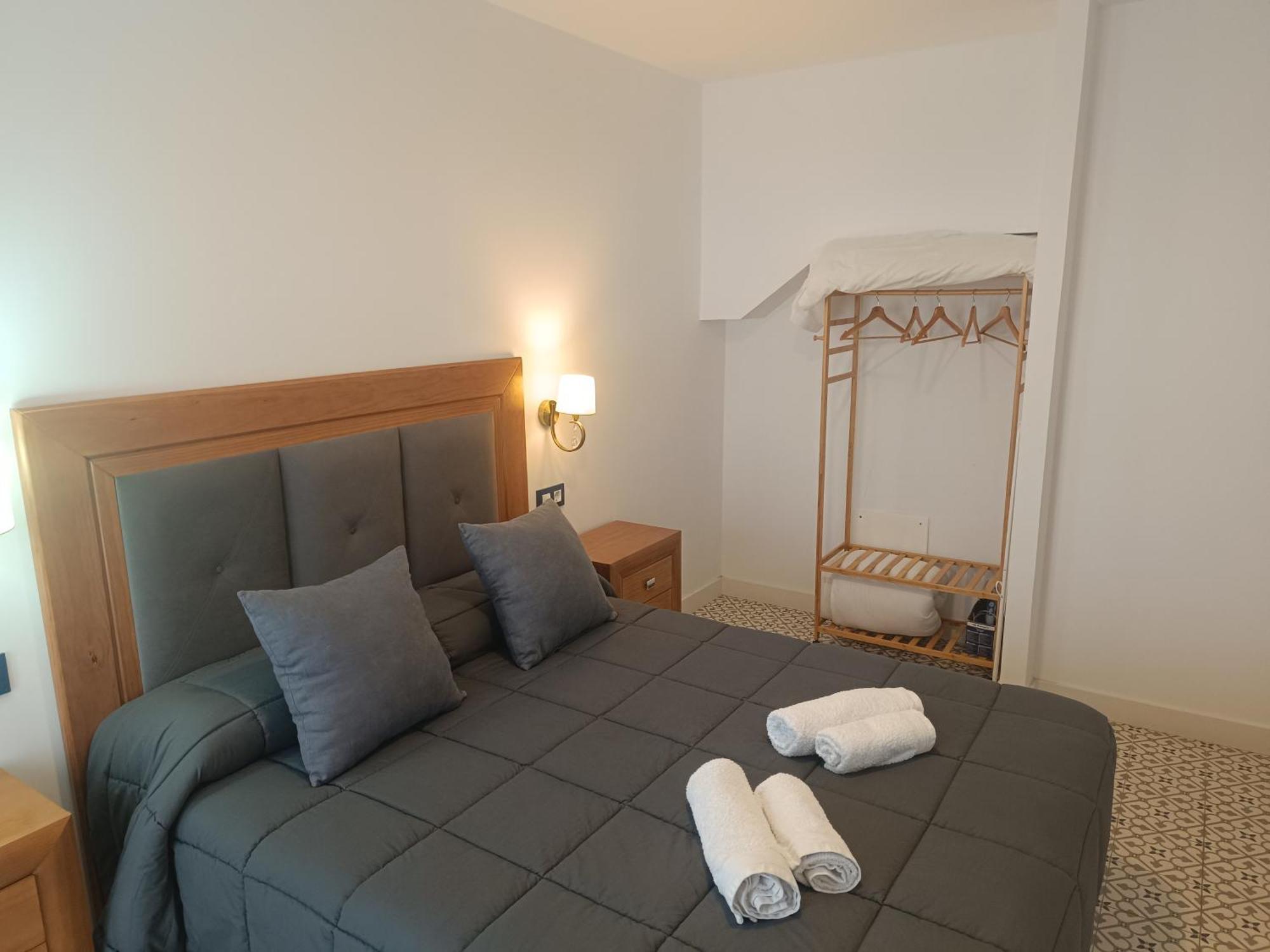 Al-Qazeres Suites Caceres Bagian luar foto